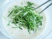 色味俱全的青瓜烙做法图解4)