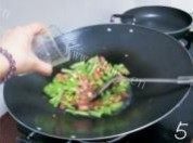 家常菜火腿炒四季豆做法图解5)