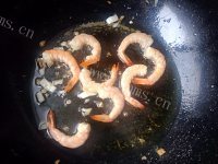 家常菜虾仁炒西兰花做法图解6)