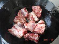 家常排骨炖豆角做法图解5)