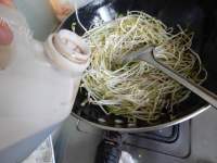 家常菜酸辣绿豆芽做法图解4)