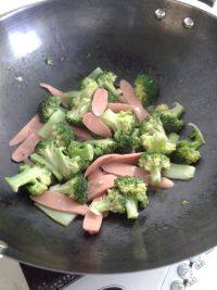 自己做的西兰花炒火腿肠