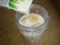 美味的自制香蕉牛奶做法图解3)