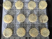 自制豆沙月饼做法图解8)