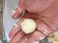 食欲满满的蛋白椰丝球做法图解5)