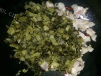 珍馐美味的酸菜炒肉做法图解7)
