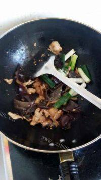 家常菜木耳炒肉做法图解11)