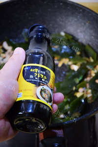 好吃的自制土豆烧海带做法图解6)