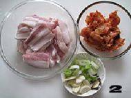 美味辣白菜炒五花肉做法图解2)