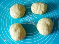 美味的椰蓉花环面包做法图解8)