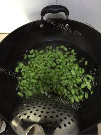 家常菜毛豆炒肉丝做法图解2)