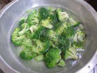 有特色的蒜蓉西兰花做法图解3)