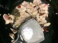 珍馐美味的酸菜炒肉做法图解6)