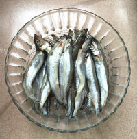 诱人的酥炸多春鱼做法图解3)