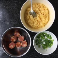 美味的黄金香肠炒饭做法图解2)