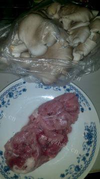 美味的平菇肉片汤做法图解1)