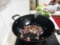 诱人的西兰花炒腊肉做法图解7)