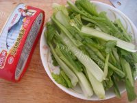 美味的豆豉鲮鱼拌小白菜做法图解1)