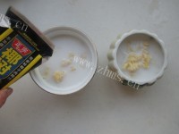 美味的椰汁皂角米炖梨做法图解6)