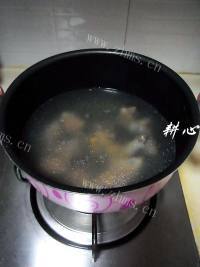 自制猪颈肉冬瓜汤做法图解4)