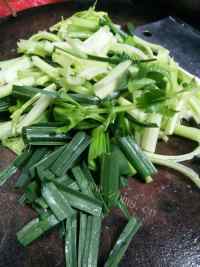 家常菜芹菜炒牛肉做法图解2)