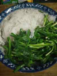 美味的韭菜拌粉丝做法图解5)