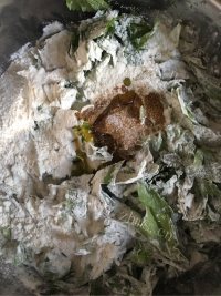 粉蒸芹菜叶做法图解2)