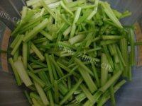 简单的腊肠炒芹菜做法图解1)