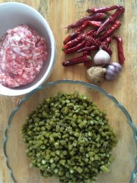 家常菜酸豇豆炒肉末做法图解3)