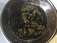 美味的紫菜虾皮蛋花汤做法图解4)