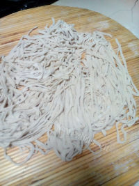 色泽鲜亮的红烧牛肉面做法图解9)