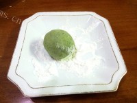 高颜值翡翠蔓越莓冰皮月饼做法图解10)