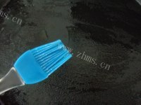 美味的黑米面煎饼做法图解4)