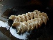 美味的香菇白菜猪肉煎饺做法图解6)