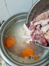 美味的鸡肉蔬菜粥做法图解4)