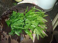 家常菜蒜蓉炒菠菜做法图解3)