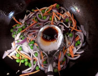 美味的洋葱炒豌豆做法图解8)