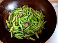 鲜美可口的豆角炒肉做法图解5)