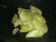 好吃的莴苣炒鸡蛋做法图解2)