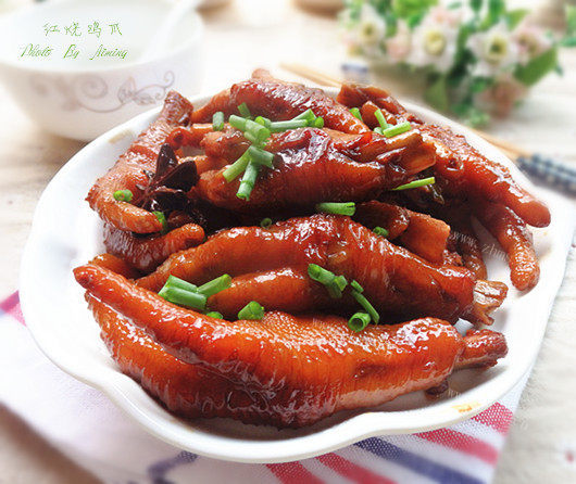 色香味俱全的红烧鸡爪