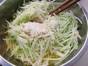 自制西瓜皮鸡蛋饼做法图解2)