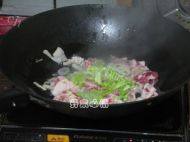 香喷喷的酸菜炒肉做法图解2)