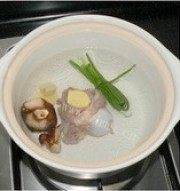 美味的猪骨腊味冻豆腐汤做法图解2)