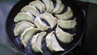 美味的韭菜煎饺做法图解5)