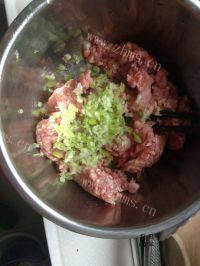 香味四溢的菜肉大馄饨做法图解2)