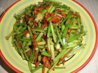 家常肉炒芹菜