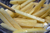 色味俱佳的烤薯条做法图解3)