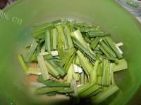 家常菜蒜苗炒五花肉做法图解2)
