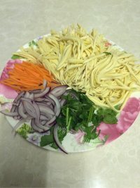 家常菜凉拌干豆腐丝做法图解3)