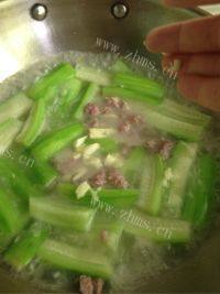 美味的丝瓜瘦肉汤做法图解8)